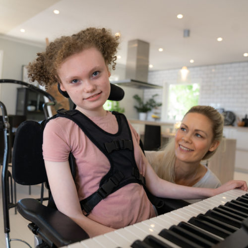 Amalie spiller piano med moren sin