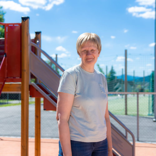 Aud Kari i skolegården på Raumyr skole i Kongberg