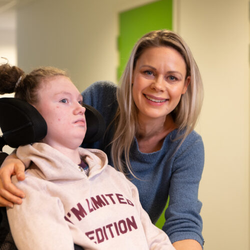 Amalie i rullestol sammen med mamma Irene på Holmestrand videregående skole